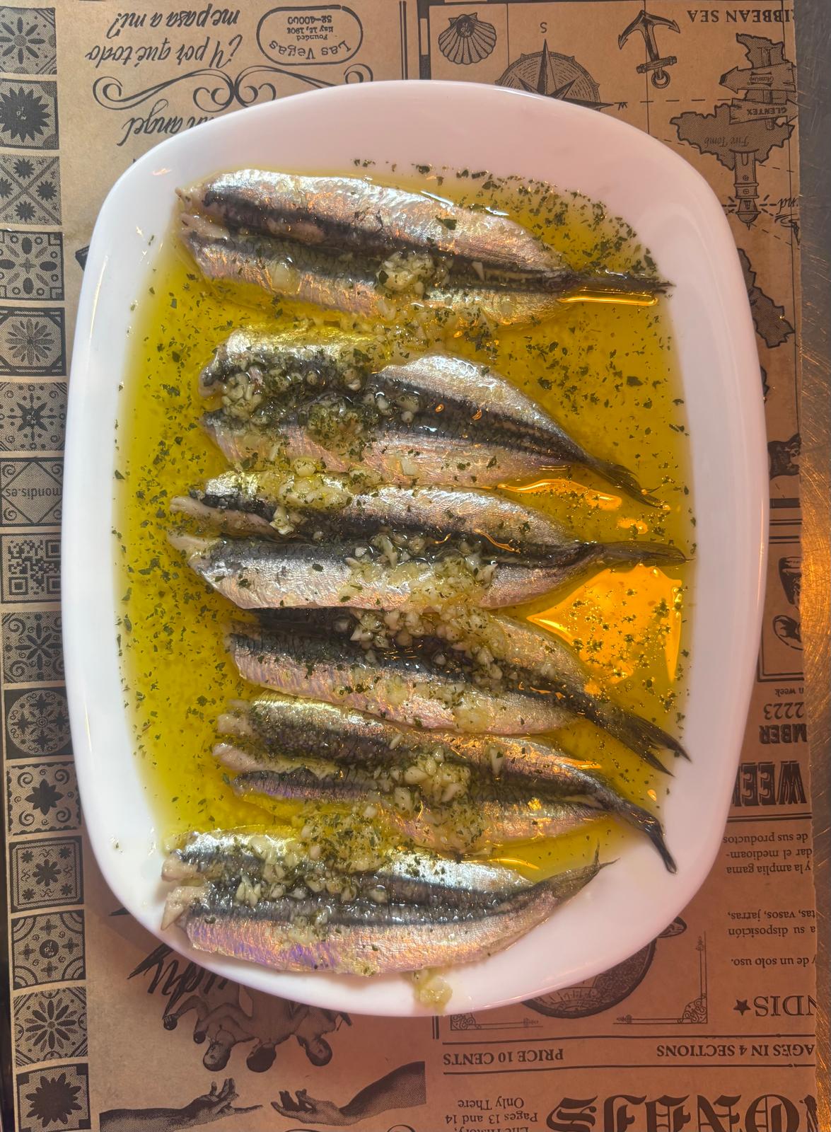 Boquerones en vinagre con aceite, ajo y perejil